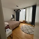 Wunderschoenes Zimmer In Einem Grossen Appartement Neben Dem Brandenburger Tor Und Vom Adlon Hotel